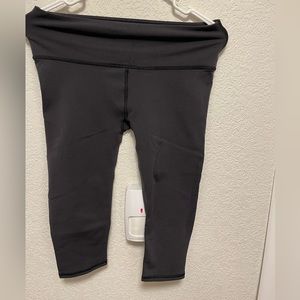 Women’s Lululemon black capri 8